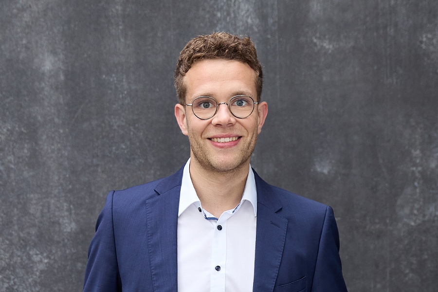 Luebbert-Sven-Portrait-900x600_2025